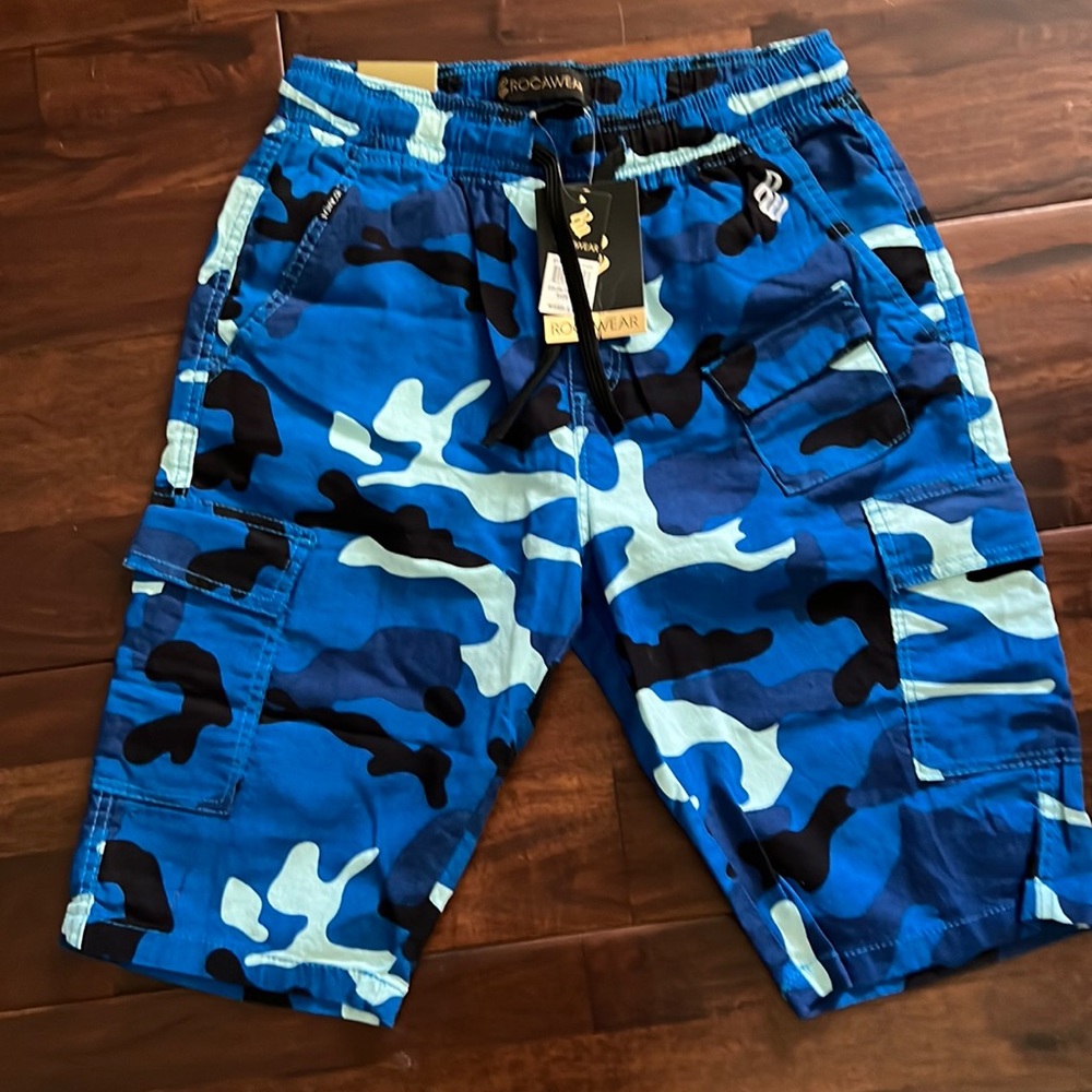 Mens Large cargo camo shorts.